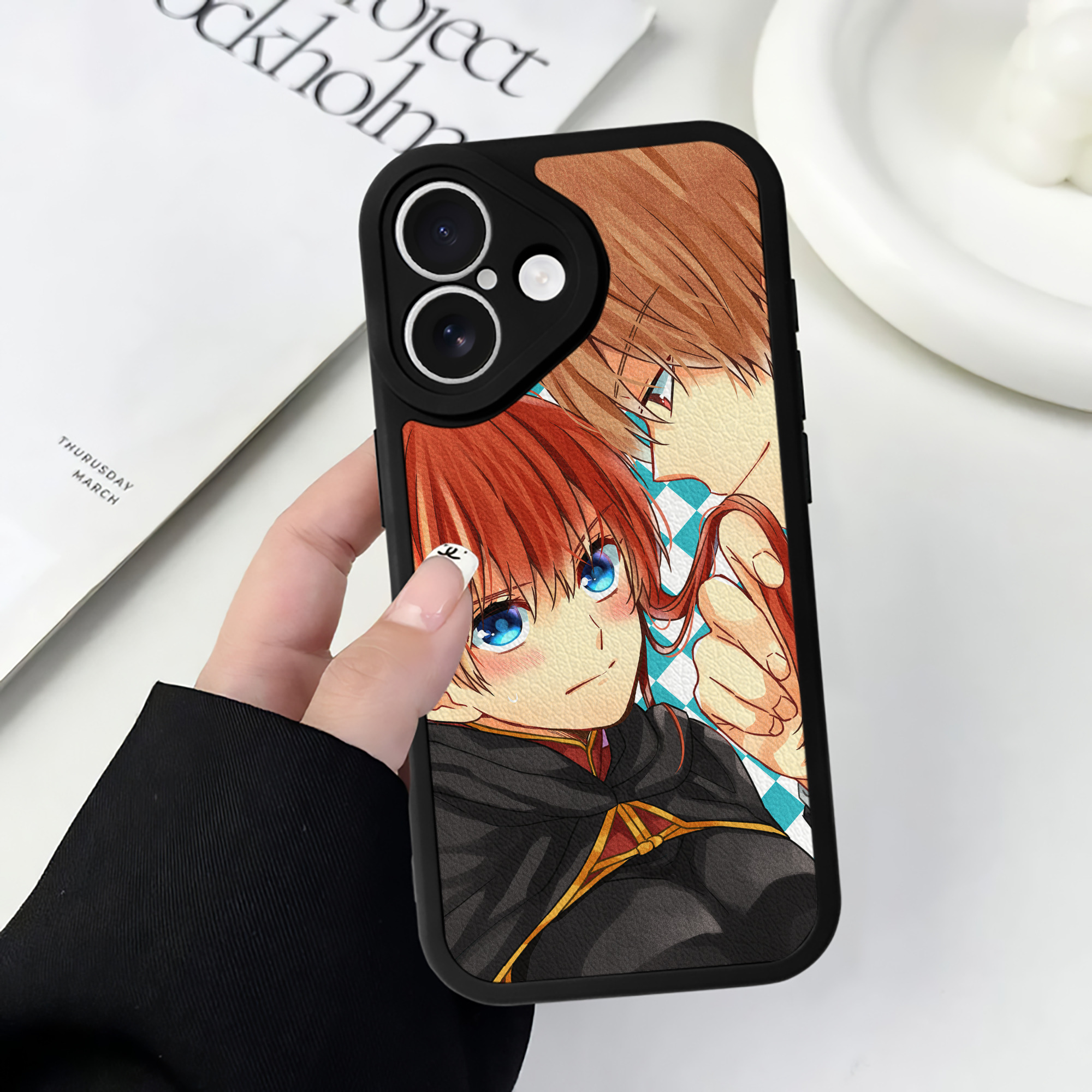 （画像用） ぎんたま 坂田銀時（さかたぎんとき） 神楽 志村新八（しむら しんぱち） GINTAMA Sakata Gintoki Kagura Shimura Shinpachi 【iPhone 16シリーズ対応】シリコンスマホケース（レザー調） 材質：シリコン